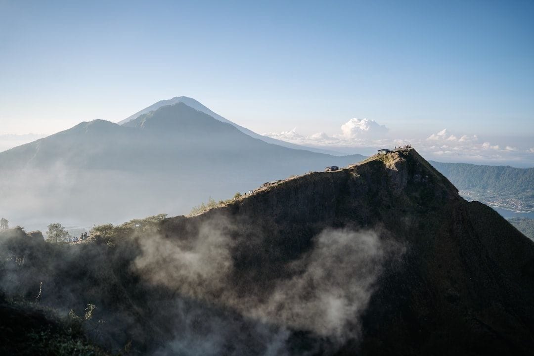 Volcan bali, comprendre ses mystères et préparer votre aventure